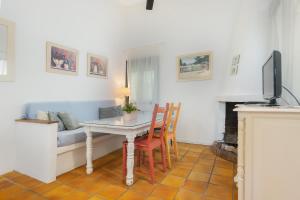 a living room with a table and a couch at Finca Encina - piscina compartida in Alájar