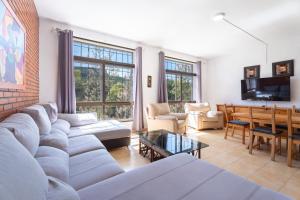 ein Wohnzimmer mit einem weißen Sofa und einem Fernseher in der Unterkunft Castellana in Bicorp