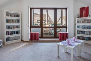 sala de estar con 2 mesas y ventana grande en Dreiländereck, en Hartheim