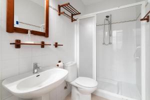 biała łazienka z toaletą i umywalką w obiekcie Aldea Blanca Santa Pola w mieście Santa Pola +26 zdjęć