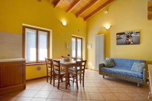 チヴァーテにあるResidence Appartamento Parigiのテーブルと青いソファのあるリビングルーム