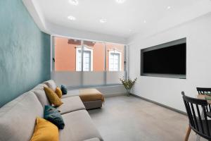 ein Wohnzimmer mit Couch und Flachbildfernseher in der Unterkunft Apartamento Trébol in Santa Cruz de Tenerife