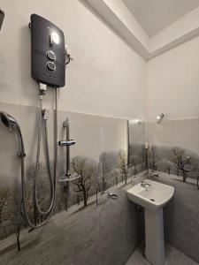 une salle de bain avec douche et lavabo dans l'établissement N A 63 Residence Transit Hotel, à Negombo