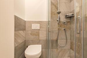 a bathroom with a toilet and a shower at Haus Lohengrin Ferienwohnung 2 in Siusi