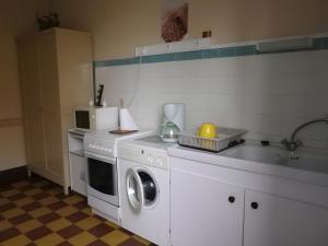 eine Küche mit Waschmaschine und Spüle in der Unterkunft Gîte Bleu, 3 Km Zoo Beauval in Noyers-sur-Cher