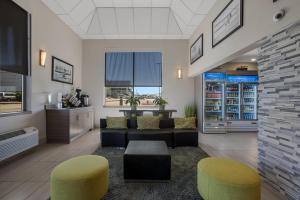 ボイジーにあるHotel 28 Boise Airport, an Ascend Collection Hotelのソファと椅子2脚のあるリビングルーム