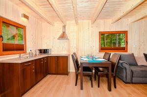 ドンプキにあるFH Romaniuk Nr4のテーブルとソファのあるキッチンとダイニングルーム