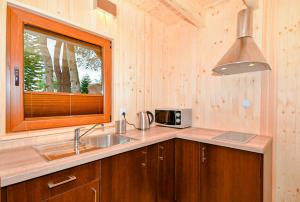 ドンプキにあるFH Romaniuk Nr4のシンクと窓のあるキッチン