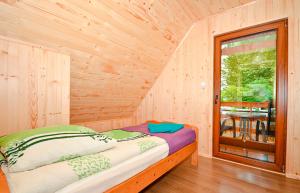 ドンプキにあるFH Romaniuk Nr4の窓付きの木造の部屋のベッド1台 +12枚の写真