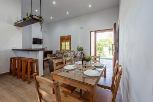 een eetkamer en keuken met een tafel en stoelen bij Casa Rural Adalid in La Puebla de Cazalla