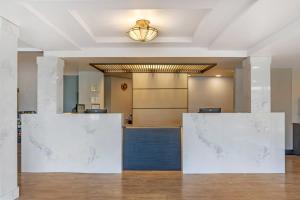 an office with white marble walls and a ceiling at Edgewater Inn and Suites, an Ascend Collection Hotel in Coos Bay +102 photos