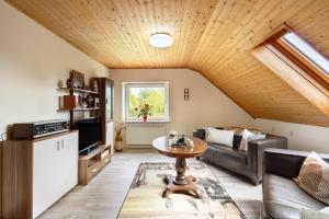 ein Wohnzimmer mit Couch und Tisch in der Unterkunft Ferienwohnung Kudensee in Kudensee