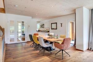 トートナウベルクにあるChalet Foret - Ferienhausのテーブルと椅子のあるダイニングルーム