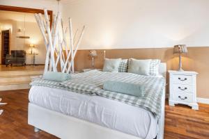 a bedroom with a large white bed with blue pillows at Exklusive Traumvilla mit Sauna in Hamburg