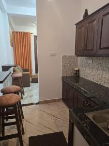 une cuisine avec un évier et un plan de travail dans l'établissement N A 63 Residence Transit Hotel, à Negombo