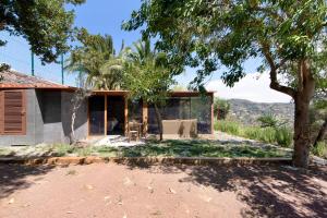 ein Haus in der Wüste mit einem Baum in der Unterkunft La Casita de la Orilla de Peñate in Santa Brígida