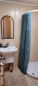 Un baño con lavabo y cortina de ducha. en Antina 12 en Santa Pola, en Santa Pola 30 fotos más