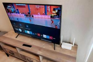 Un televisor de pantalla plana encima de una cómoda. en Antina 12 en Santa Pola, en Santa Pola