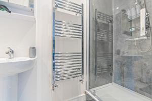 Koupelna v ubytování Central 2 Bedroom Apartment with Free Parking Sleeps 8 & Walk to City Centre & Arena