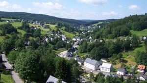 ポーバースハウにあるHuthaus zum Molchner Stollenの丘の小さな村の空中風景