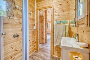 ThénacにあるChalet de campagne en Dordogneの洗面台と鏡のあるバスルーム +18枚の写真