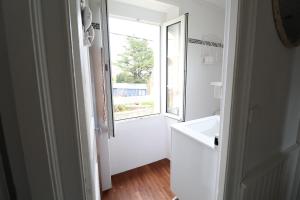 Un baño con lavabo y ventana. en Chic et Charme Belle Ile, en Le Palais 35 fotos más