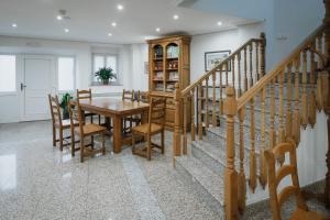 cocina y comedor con mesa y escaleras en El Humilladero, en Sasamón