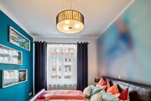 ein Schlafzimmer mit einem Bett und einem Fenster in der Unterkunft Balkon Apartment Shanti Lu in Erfurt