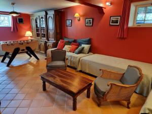 une chambre avec un lit et une table dans une pièce dans l'établissement Villa Ty Marie Ile aux Moines sur la plage vue mer à 180 dégrés, à l'Île-aux-Moines