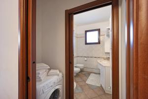 une salle de bain avec une machine à laver et un lave-linge dans l'établissement Belfast Agriturismo La Scuderia, à Molino Nuovo 17 autres photos