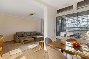 デュッセルドルフにあるPrivatzimmer beim Gastgeberのソファとテーブルのあるリビングルーム