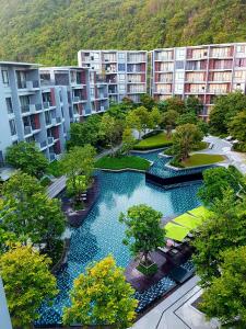 - une vue aérienne sur un complexe d'appartements avec une piscine dans l'établissement The Valley Escape สองห้องนอน สวย สงบ สบาย, à Phayayen