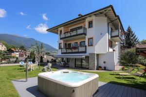una casa con jacuzzi en el patio en Superior Apartments Marialisa Rose, en Chiusa