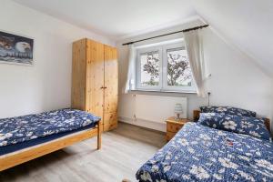 WinnertにあるFerienwohnung I Raupのベッド2台と窓のある寝室