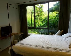A bed or beds in a room at The Valley Escape สองห้องนอน สวย สงบ สบาย