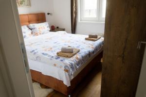 ビイェラシュニツァにあるApartment Bjelasnica Vucica Lodgeのタオルが敷かれたベッドのある寝室 +36枚の写真