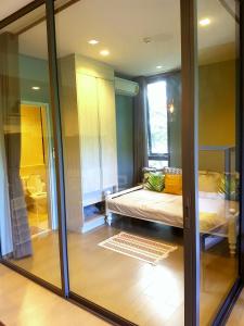 a room with a bed and a sliding glass door at The Valley Escape สองห้องนอน สวย สงบ สบาย in Phayayen