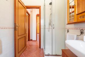 un bagno con doccia e lavandino di Casa Mameli a Quartucciu Altre 19 foto