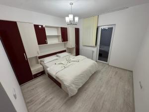 a bedroom with a large bed in a room at Staywell family apartment in Suceava