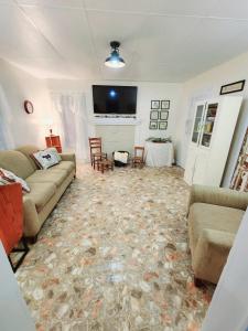 Χώρος καθιστικού στο Mamaws Place -Cozy Farmhouse in Mtn City TN-Near Boone, Damascus and Doe Mtn