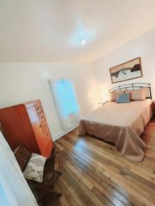 Ένα ή περισσότερα κρεβάτια σε δωμάτιο στο Mamaws Place -Cozy Farmhouse in Mtn City TN-Near Boone, Damascus and Doe Mtn +23 φωτογραφίες