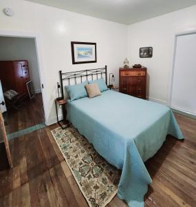 Ένα ή περισσότερα κρεβάτια σε δωμάτιο στο Mamaws Place -Cozy Farmhouse in Mtn City TN-Near Boone, Damascus and Doe Mtn