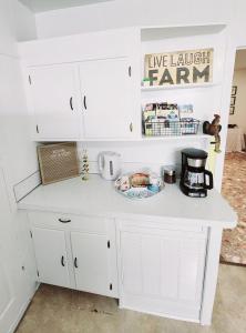 Η κουζίνα ή μικρή κουζίνα στο Mamaws Place -Cozy Farmhouse in Mtn City TN-Near Boone, Damascus and Doe Mtn