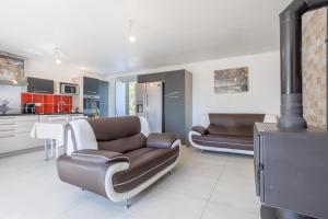 - un salon avec deux canapés et une cuisinière dans l'établissement Maison de vacances Chez André, à Meslan
