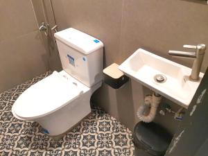 łazienka z toaletą i umywalką w obiekcie Dancenter Airport Hotel - Grey Hotel w mieście Santol +22 zdjęcia