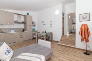 un salon avec un canapé et une table dans l'établissement Villa Aloe 2, à Costa Paradiso 23 autres photos