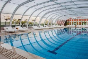 una grande piscina con soffitto a cupola di Madrid Marriott Auditorium Hotel & Conference Center a Madrid