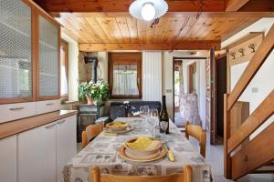 Una cocina y un comedor con mesa y sillas. en Eun Tchì Vo - Gignod, en Gignod