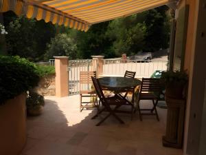 モントルーにあるLoc Provence - Rez-de-villaのパティオ(テーブル、椅子、フェンス付)