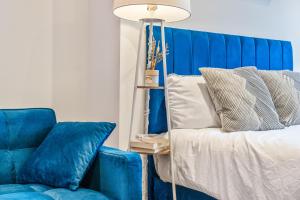 Postel nebo postele na pokoji v ubytování Central 2 Bedroom Apartment with Free Parking Sleeps 8 & Walk to City Centre & Arena